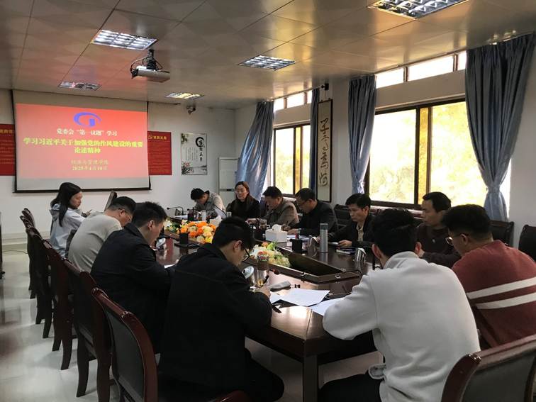 一群人在餐厅里 AI 生成的内容可能不正确。