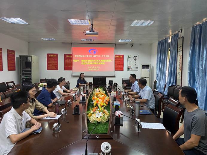 一群人在餐厅里 AI 生成的内容可能不正确。